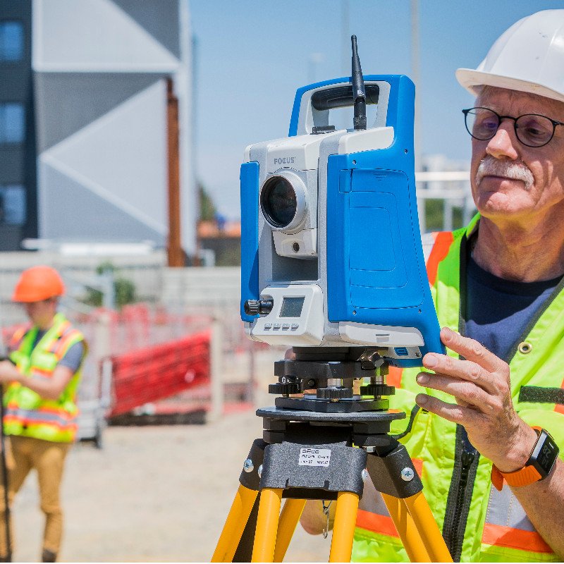 Geodeta wykonujący pomiary tachimetrem – Kielce